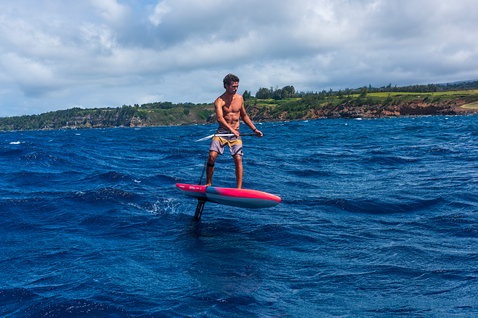 Planche de foil SUP Duotone Downwinder lors du foiling en mer à Maui