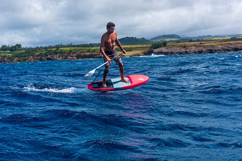 Planche de foil Duotone SUP Downwinder lors d'une session SUP foiling sur l'océan au large de Maui