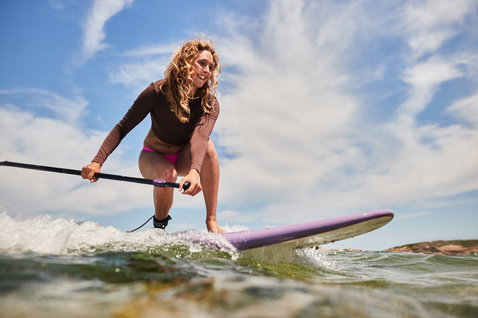 Planche SUP Duotone Diamond lors d'une session surf de vagues sur la côte de Sardaigne