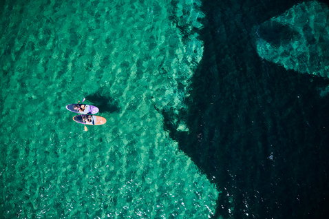 Planches SUP Duotone Diamond lors du paddle sur océan turquoise vue aérienne avec deux pratiquantes