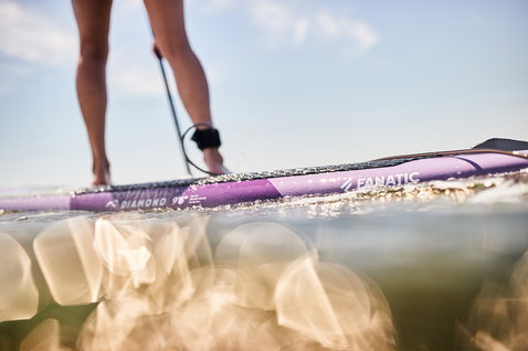 Planche de SUP Fanatic Diamond 9'6" lors d'une session de stand-up paddle en mer côtière en Sardaigne