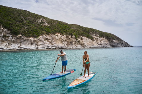 Planches de SUP de randonnée Duotone SUP Ray Bamboo Edition et Ray Pure lors d'une sortie côtière