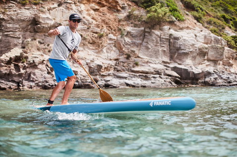 Planche SUP Duotone Ray Bamboo Edition 12'6" lors d'une session de stand-up paddle dans une crique rocheuse en Sardaigne