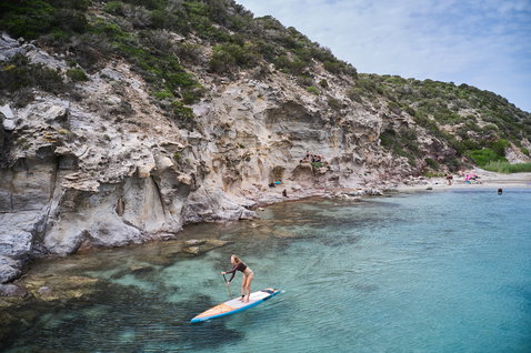 Planche de SUP Duotone Ray Bamboo Edition lors d'une session de paddle dans une crique rocheuse en Sardaigne
