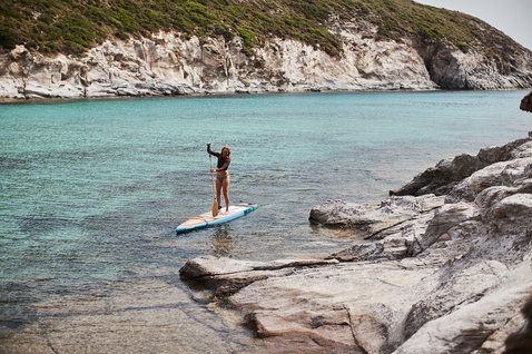 Duotone Ray Bamboo Edition planche de SUP en randonnée dans une crique rocheuse en Sardaigne