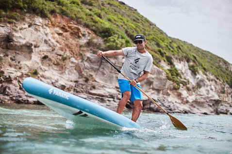Planche SUP composite Duotone Fanatic Ray Bamboo Edition lors d'une randonnée côtière en Sardaigne