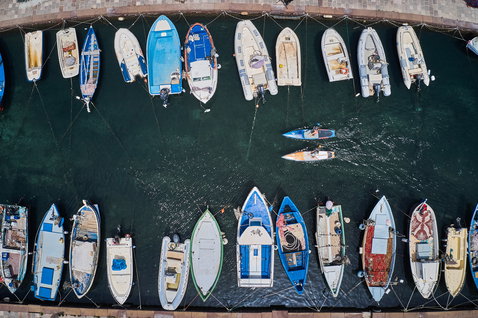 Duotone Ray Bamboo Edition planche SUP lors d'une navigation en port, vue aérienne avec bateaux amarrés