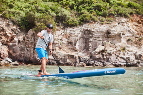 Planche de SUP touring Duotone Ray Pure Light lors d'une session de paddle en bord de côte rocheuse en Sardaigne