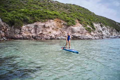 Planche de SUP Duotone Ray Pure lors d'une session de stand-up paddle dans une baie côtière en Sardaigne