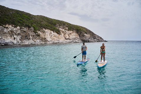 Planche de SUP randonnée Duotone Ray Pure Light 12'6" lors d'une sortie en paddle en baie côtière
