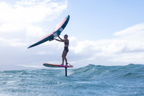 Planche de foil SUP Duotone Bee en wing foiling sur une vague à Maui