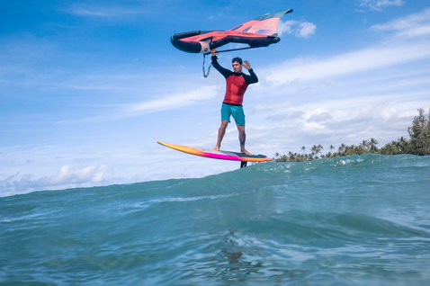 Duotone Bee planche de foil SUP en wing foiling sur l'océan à Maui