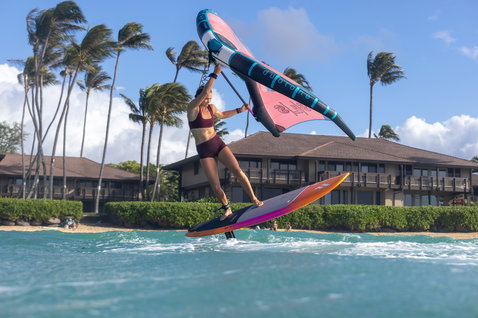 Planche de foil SUP Duotone Bee en wing foiling à Maui en orange et rose