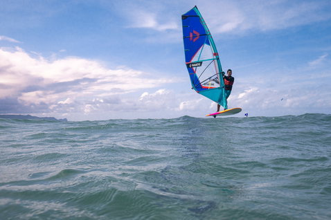 Planche de foil SUP Duotone Bee en windsurf foiling sur l'océan avec voile Fanatic