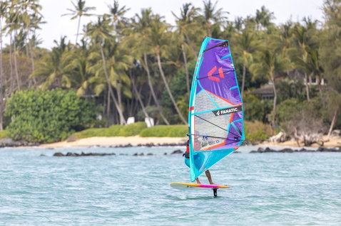 Planche de foil SUP Duotone Bee lors de windsurf foiling dans un lagon côtier tropical