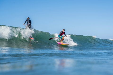 Planche SUP Duotone Bee en surf de vague à Maui en jaune et rose vif