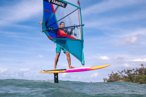 Planche de foil SUP Duotone Bee en windsurf foiling sur l'océan en cadre tropical