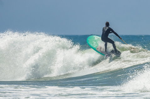 Duotone SUP Stylemaster Bamboo board SUP vague lors d'une session surf sur l'océan