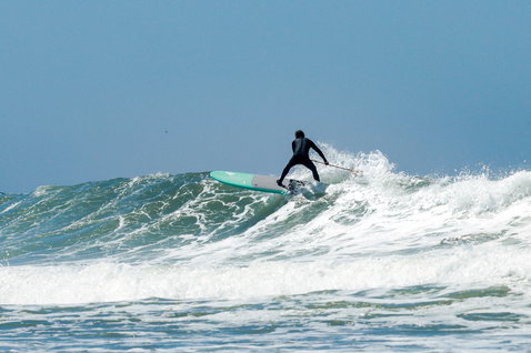 Duotone Stylemaster Bamboo SUP board de vague lors d'une session de surf en océan