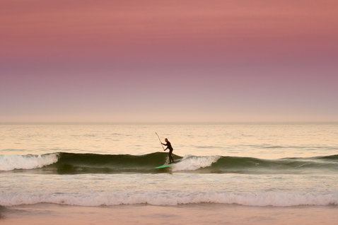 Duotone SUP Stylemaster Bamboo planche à vagues en SUP lors de la navigation sur vague à l'heure dorée