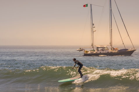 Duotone SUP Stylemaster Bamboo planche SUP de vague lors d'une session surf en mer à l'heure dorée