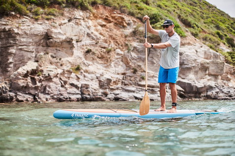 Duotone Bamboo Carbon 50 Slim SUP paddle during stand-up paddling along the rocky coast of Sardinia