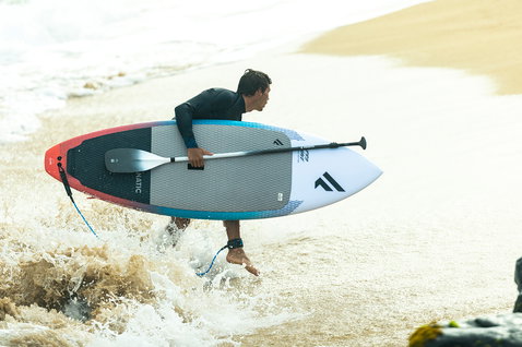 Pagaie SUP Duotone Carbon Pro 100 lors d'une session de surf SUP dans les vagues à Maui