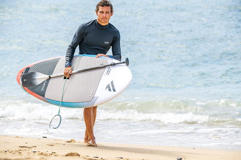 Duotone Carbon Pro 100 pagaie SUP lors d'une session de stand-up paddle sur la plage de Maui