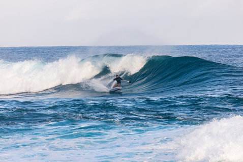 Pagaie Duotone SUP Carbon Pro 100 lors du surf sur vagues en océan à Maui