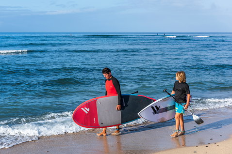 Pagaie Duotone SUP Carbon Pro 100 lors d'une session SUP sur la plage avec planche Fanatic Allwave