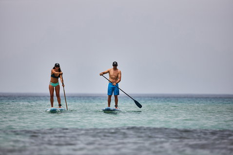 Duotone SUP Carbon 35 Slim Adjustable Paddel beim Stand-Up-Paddling auf dem Meer