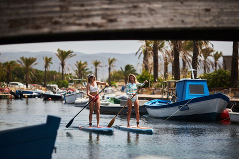 Duotone Carbon 35 Slim Adjustable SUP-Paddel beim Stand-up-Paddling in einem sonnigen Yachthafen