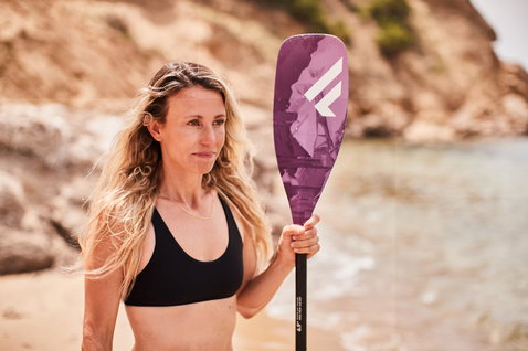 Duotone Diamond 35 Slim Adjustable SUP Paddel 6.9" beim Stand Up Paddeln am Strand von Sardinien