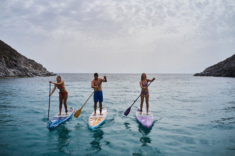 Duotone Diamond 35 Slim Adjustable SUP-Paddel beim Stand-Up-Paddling in einer Meeresbucht