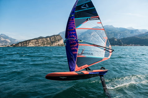 Fanatic Falcon Foil TE foil windsurf board 180L during foiling on an alpine lake