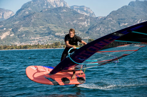 Fanatic Falcon Foil TE foil windsurf board during foiling on an alpine lake