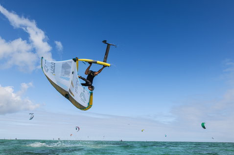 Fanatic Unit D/LAB foil mast and fuselage set Carbon TE during wing foiling over the ocean
