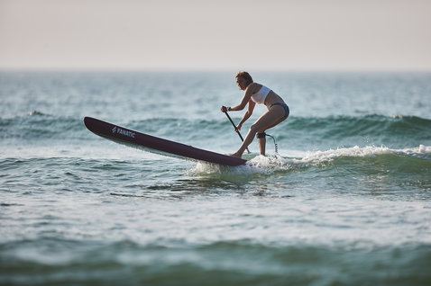 Duotone SUP Blitz Carbon Race-Board beim SUP-Rennen im Ozean in dunkelgrau und teal