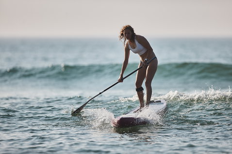 Duotone Blitz Carbon SUP Race Board beim Stand Up Paddeln im Ozean