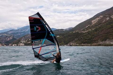 Fanatic Blast HRS planche de windsurf freeride lors d'une session windsurf sur un lac alpin avec montagnes