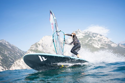 Fanatic Eagle LTD Freeride-Windsurfboard beim Windsurfen auf dem Gardasee mit Bergen im Hintergrund