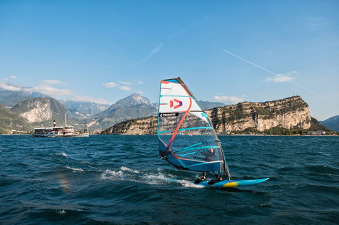 Fanatic Eagle LTD Freeride Windsurfboard beim Windsurfen auf einem Alpensee mit Bergpanorama