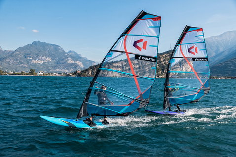 Fanatic Eagle LTD Freeride Windsurfboard beim Windsurfen auf dem Gardasee mit zwei Fahrerinnen
