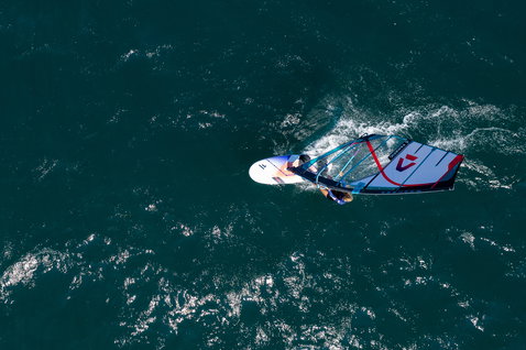 Fanatic Gecko HRS Freeride Windsurfboard beim Windsurfen auf dem Gardasee aus der Vogelperspektive
