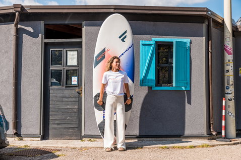 Fanatic Gecko HRS Freeride Windsurfboard in weiß, blau und rot – Lifestyle-Aufnahme im Freien