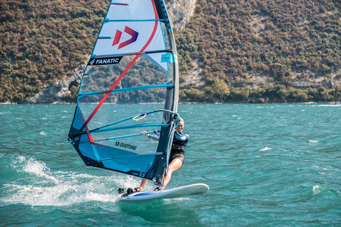 Fanatic Gecko HRS Freeride Windsurfboard beim Windsurfen auf einem Bergsee