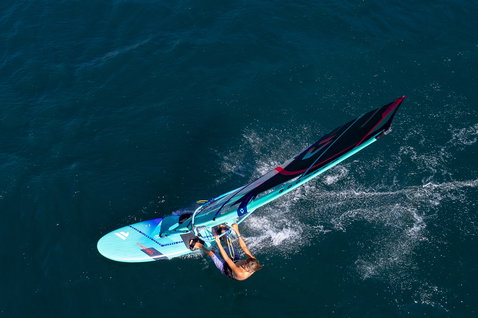 Fanatic Gecko LTD Freeride Windsurfboard in türkis beim Windsurfen auf dem Gardasee