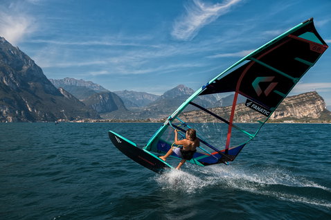 Fanatic Gecko LTD Freeride Windsurfboard in dunkel-türkis beim Windsurfen auf einem Bergsee