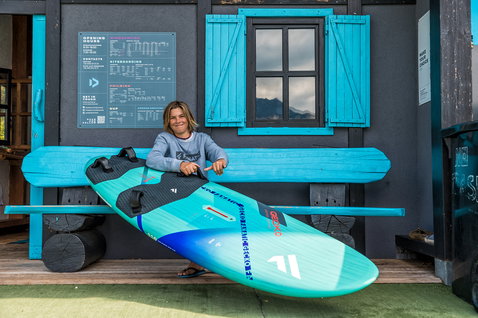 Fanatic Gecko LTD Freeride Windsurfboard 110L in türkis und dunkelblau beim Promo-Shooting