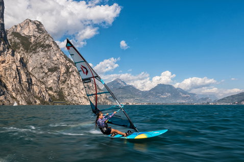 Fanatic Eagle LTD Freeride Windsurfboard beim Windsurfen auf einem Bergsee